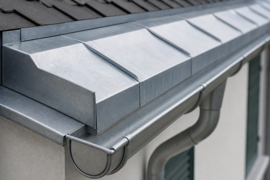 Exemple : zinguerie et gouttière en zinc sur rive de toiture