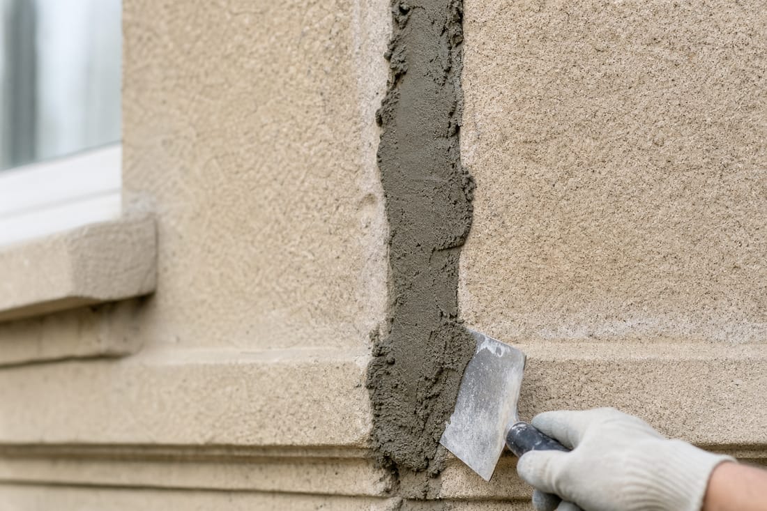 Exemple : reprise de fissure et joint sur façade
